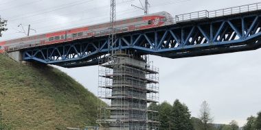 Metalinio tilto Paneriai-Lentvaris 12+649 km atramų konstrukcijų stiprinimas anglies pluošto (CFRP) lamelėmis ir audiniu